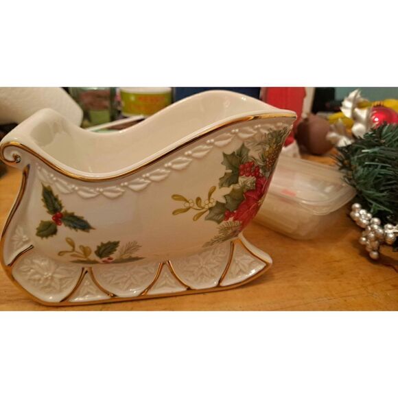 Porcelain center piece Christmas Decor - Picture 1 of 5